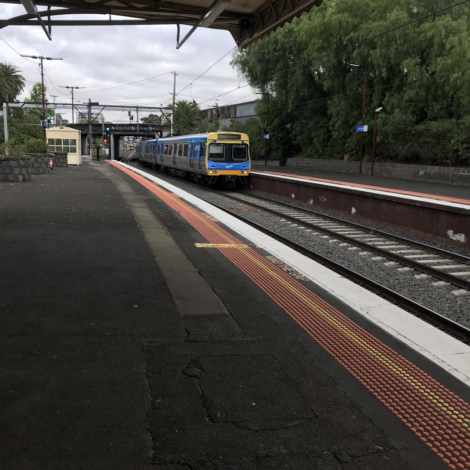 Armadale Station/Kooyong Rd photo